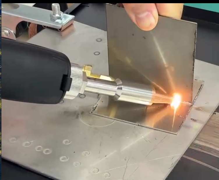Industrial Laser Welding Gun - เครื่องเชื่อมเลเซอร์แบบมือถือพร้อมเทคโนโลยีระบายความร้อนด้วยอากาศสำหรับลิฟต์ บันไดเลื่อน และการผลิตโครงสร้างโลหะ